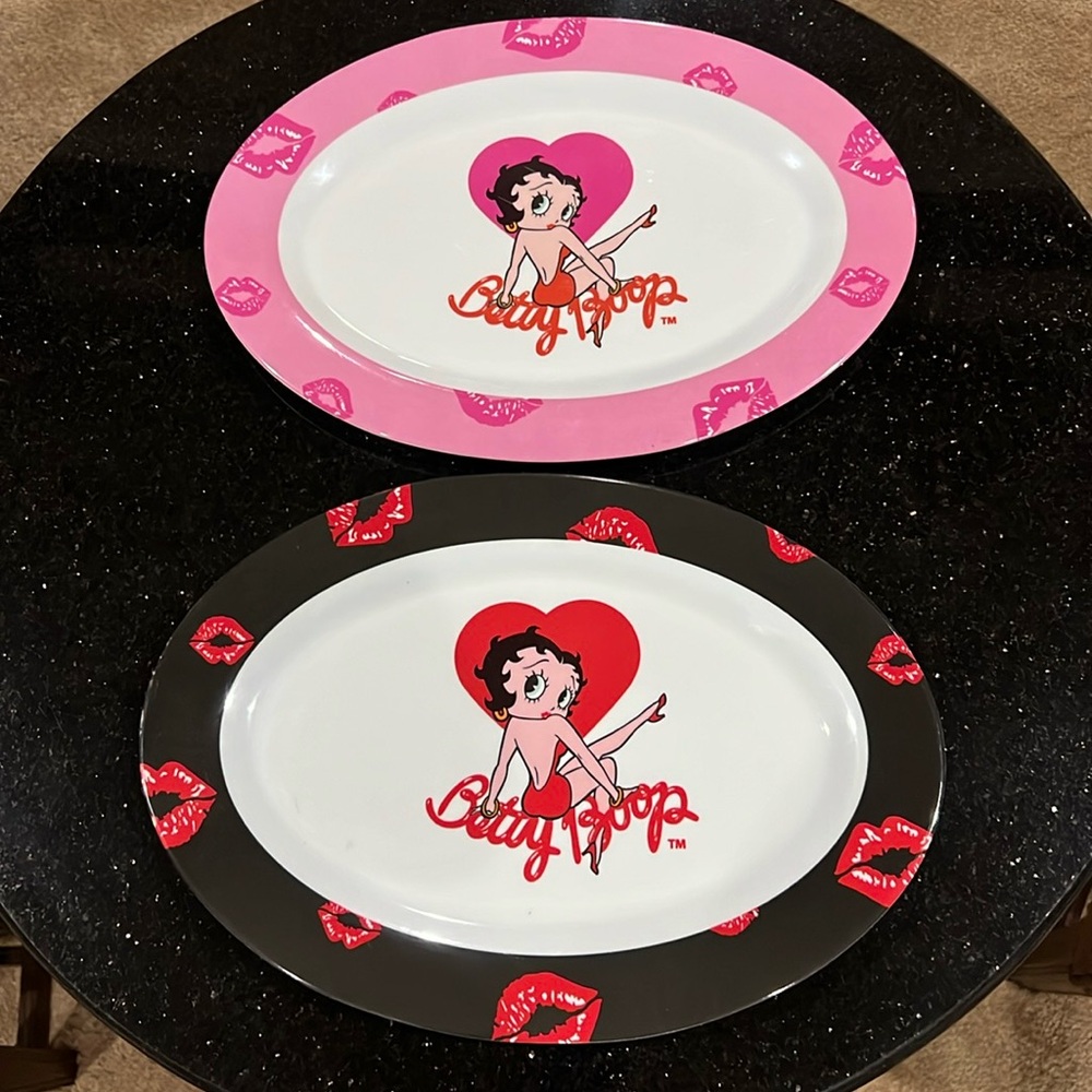 BETTY BOOP  2003 PLATIC PLATES BY KING FEATURES SYN INC-SET OF 2